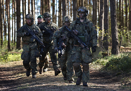Бундесверът изпрати първите въпросници по новата си програма за военна служба на младите германци