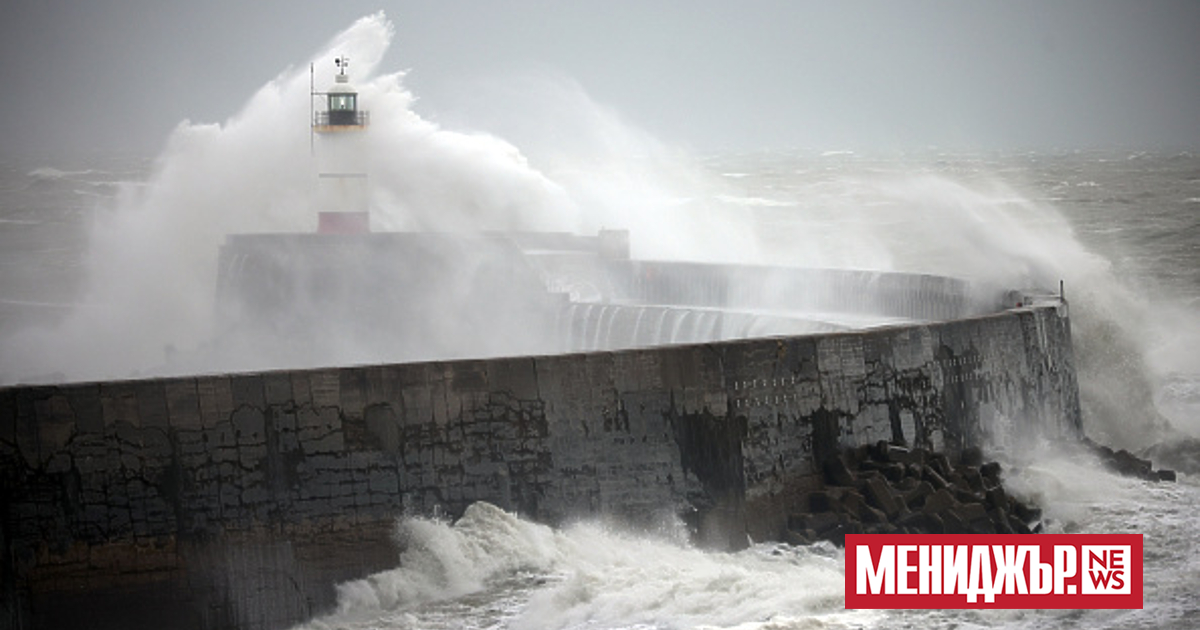 Бурята Чандра вече вилнее над Британските острови със силни ветрове,