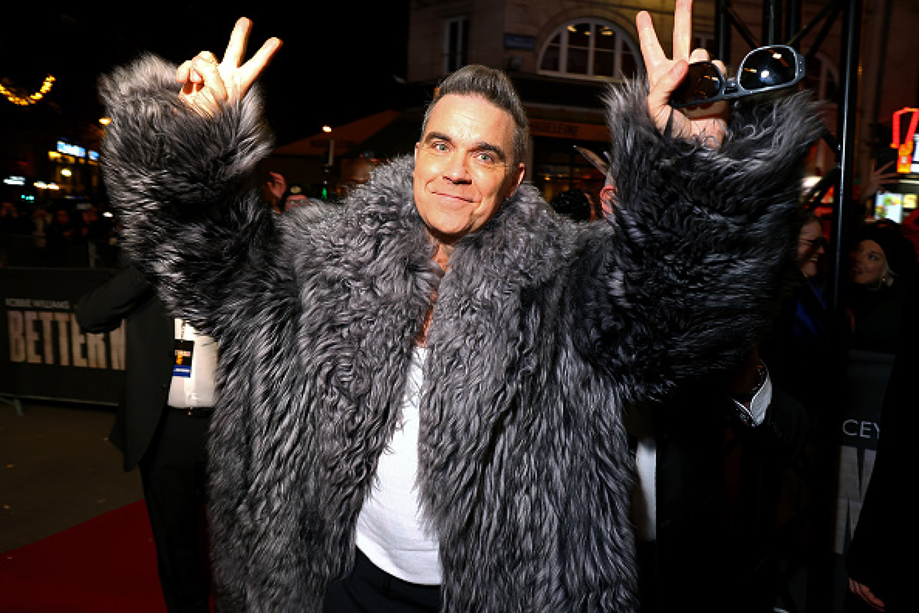 След прекъсване от 7 г.:Роби Уилямс издаде хитов нов албум, три седмици преди обявената дата