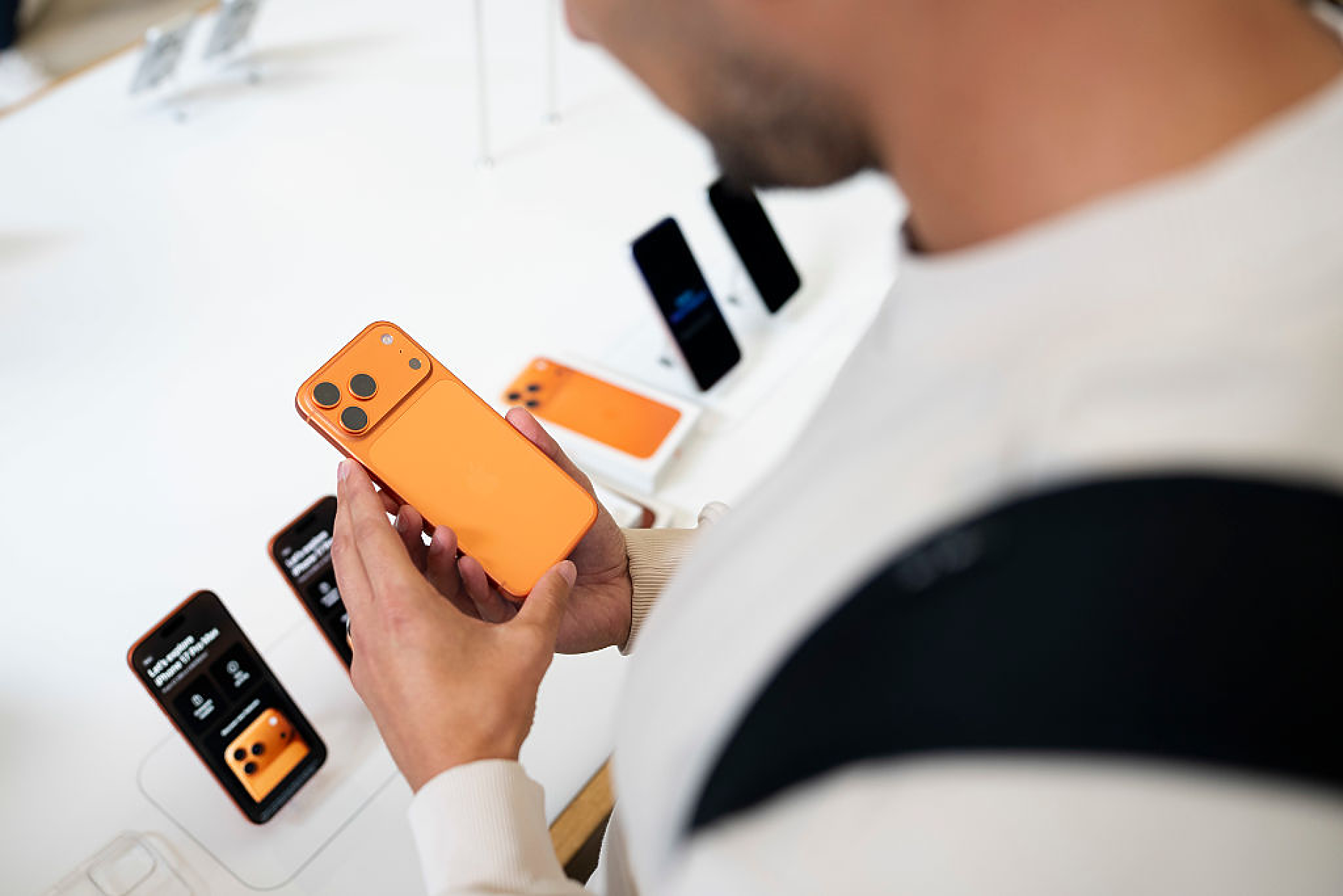 Apple оглави световния пазар на смартфони с дял от 20% през 2025 г.