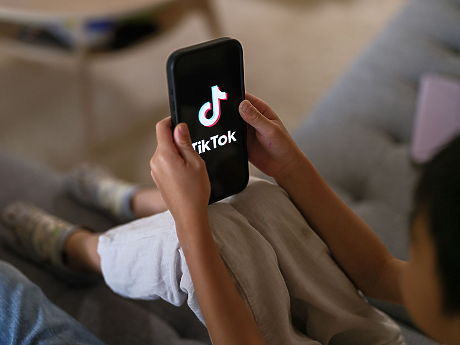 TikTok ще затегне проверките на възрастта в Европа на фона на засилен регулаторен натиск