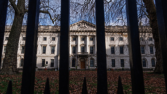 Британската контра разузнавателна служба MI5 мести оптичните интернет кабели пренасящи