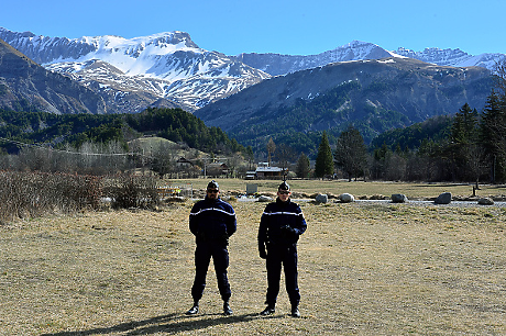 Бивш лидер на националистите и футболен деятел беше застрелян на погребението на майка си в Корсика