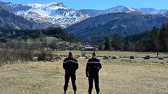Бивш лидер на националистите и футболен деятел беше застрелян на погребението на майка си в Корсика