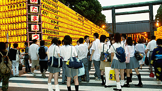 В Япония броят на самоубийствата от началното средното и гимназиалното