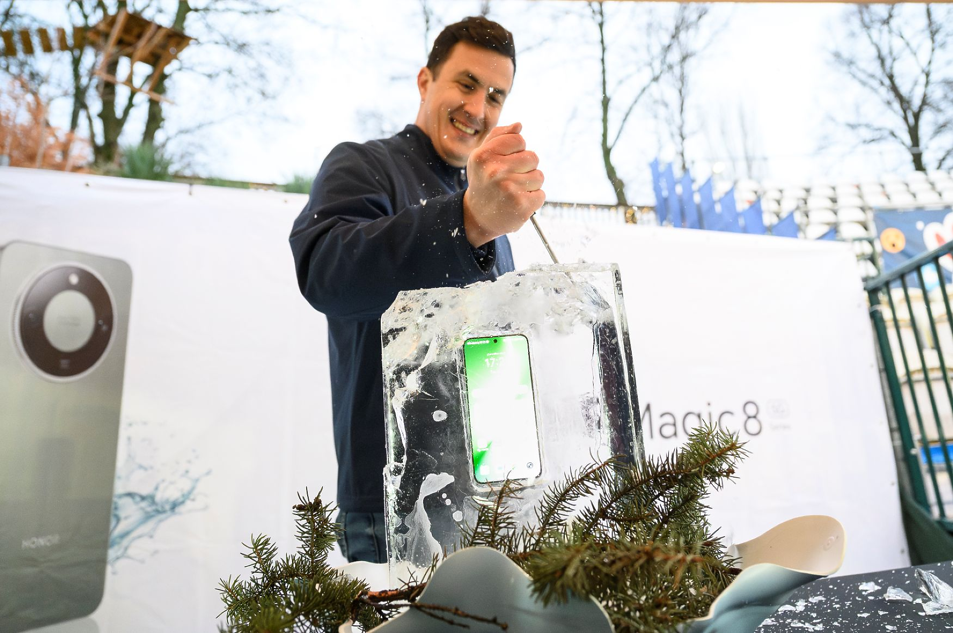 Издръжливост на ново ниво: HONOR Magic8 Lite премина през леден „тест за оцеляване“ в София