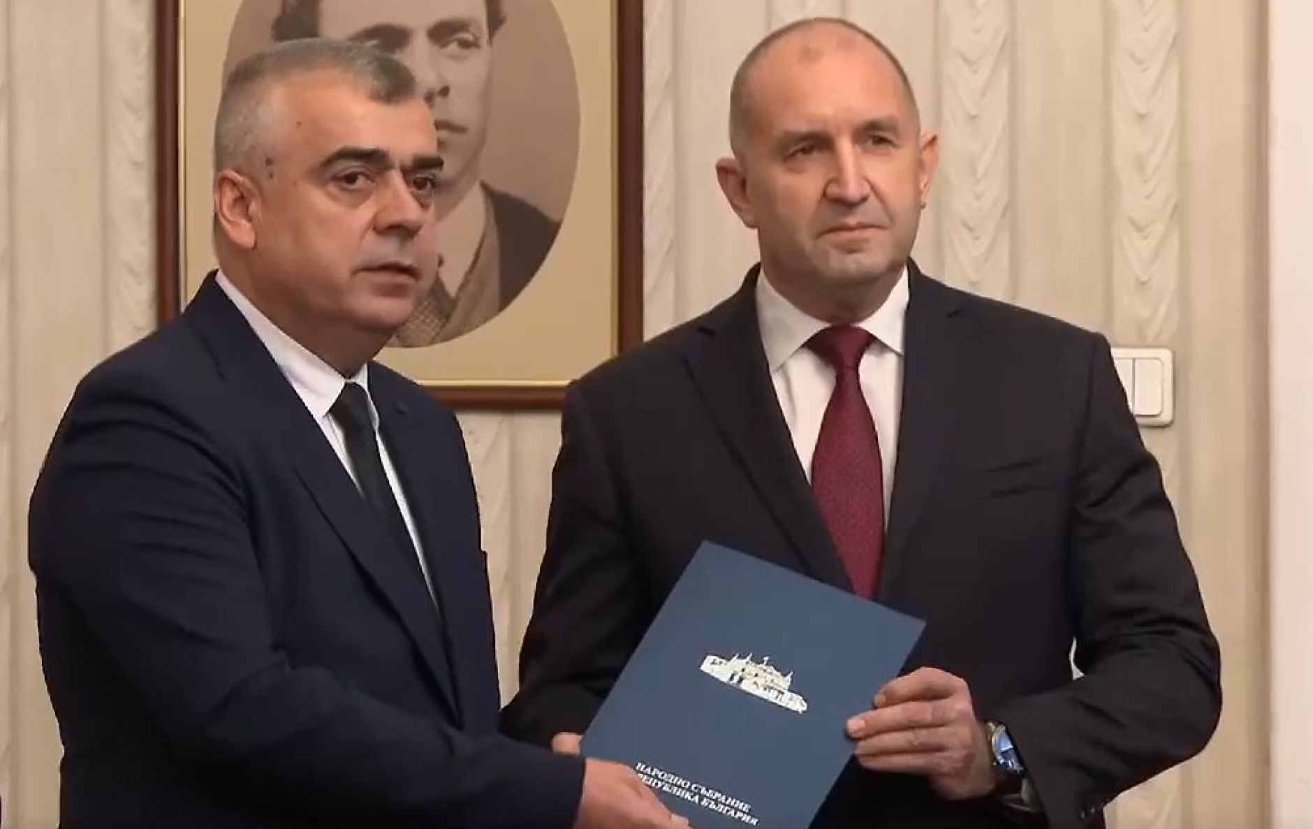 АПС прие и върна веднага неизпълнен третия мандат. Радев: „Отиваме на избори“