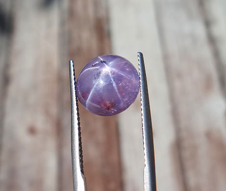 Откритие: Шри Ланка показа най-големия сапфир в света, с тегло 3500 карата