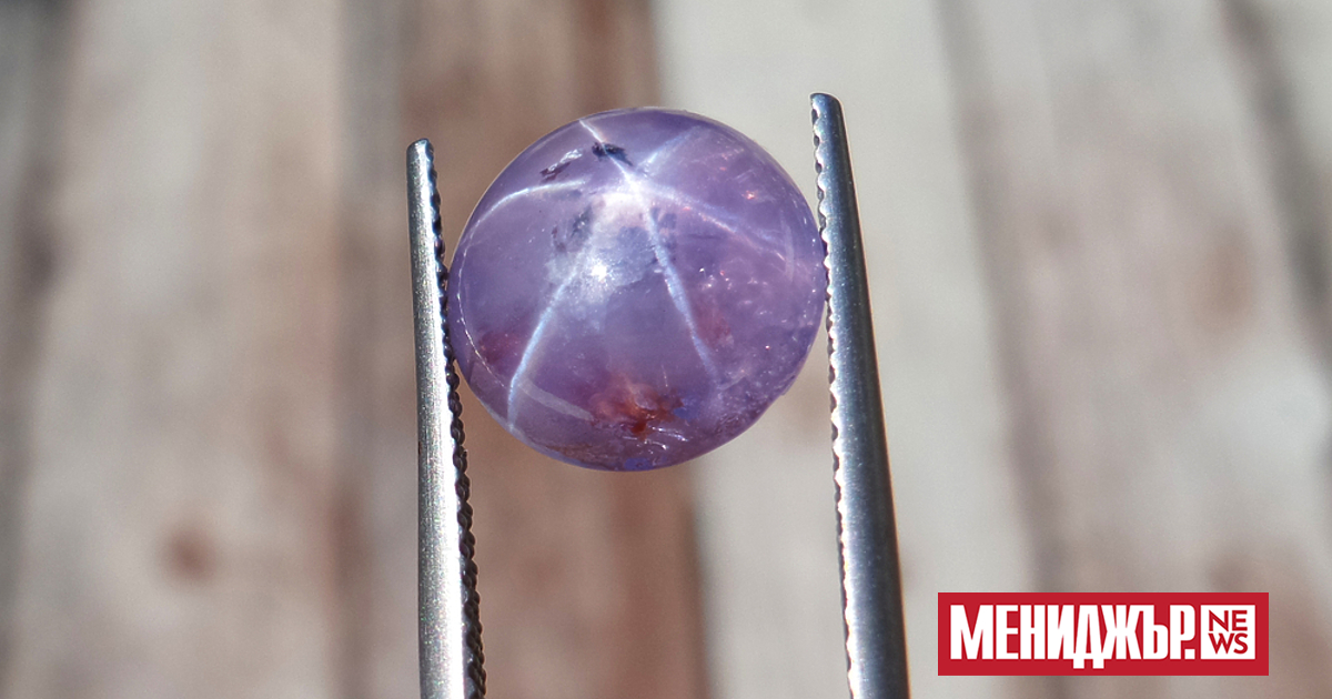 Най-големият в света лилав звезден сапфир, с тегло 3563 карата,