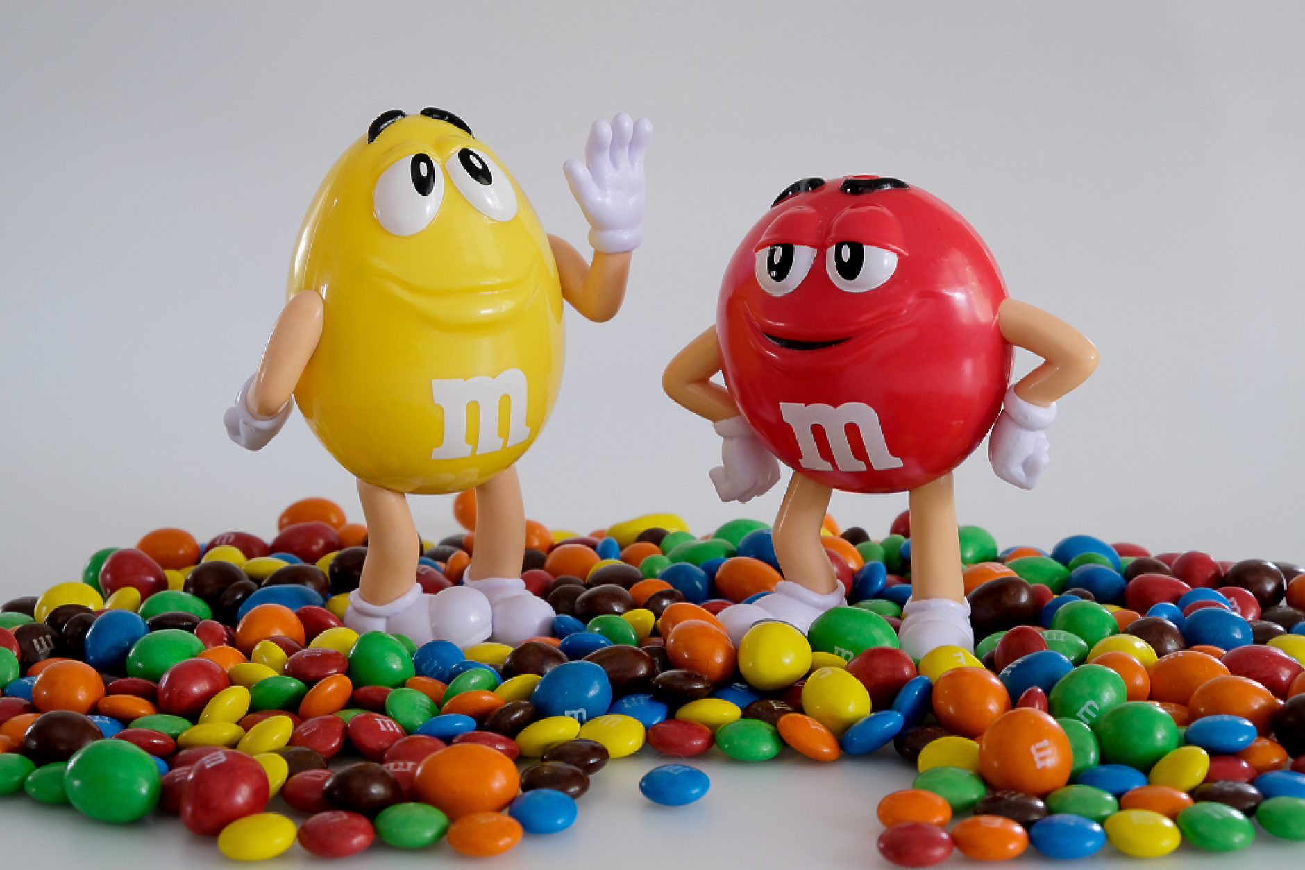 ТРАЙНА//// Талисманите-говорители на M&M's се обличат като супергерои на Marvel