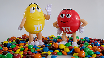 ТРАЙНА//// Талисманите-говорители на M&M's се обличат като супергерои на Marvel