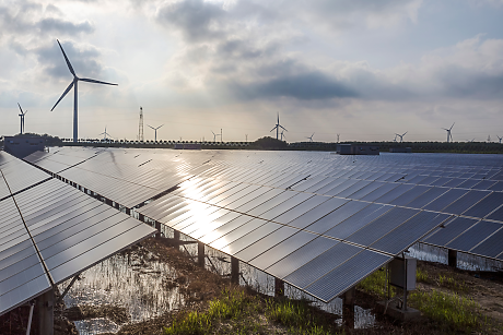 За първи път в историята: Европа генерира повече слънчева и вятърна енергия, отколкото от изкопаеми горива