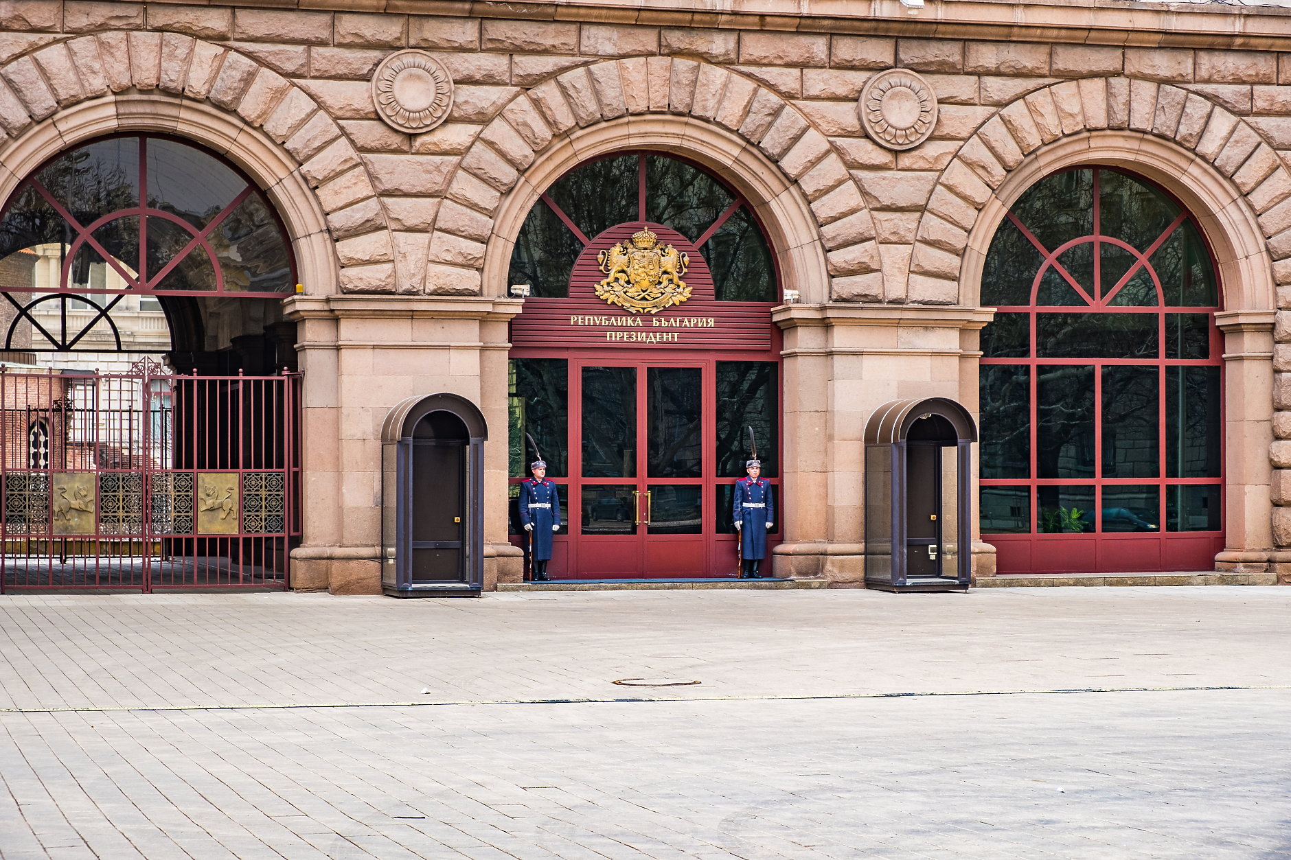 Първи коментари след президентската оставка