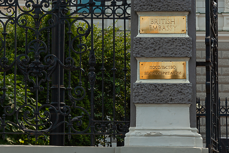 Русия изгони дипломат на Великобритания след съмнения, че работи за тайните служби