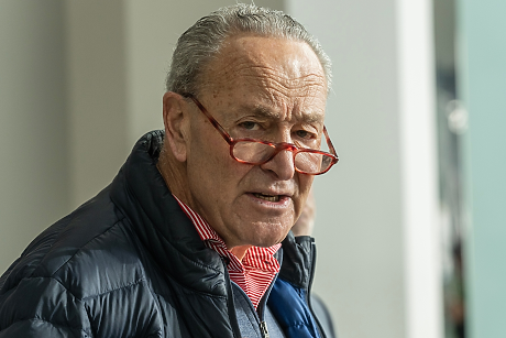 Шумър ще опита да блокира митата на Тръмп срещу европейски съюзници заради Гренландия