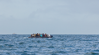 Франция блокира британски антимигрантски групи заради атаки срещу лодки по Ламанша