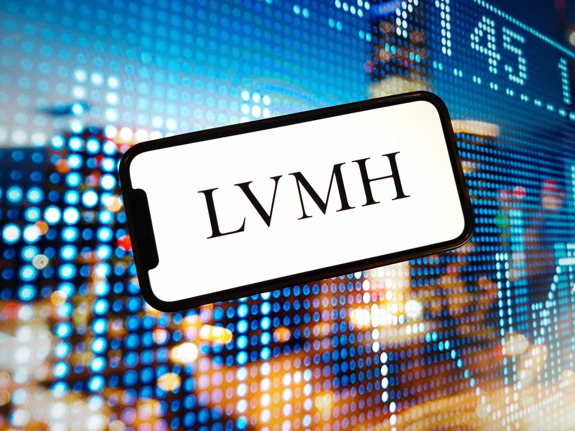 Световната компания за лукс LVMH отчете спад на печалбата с 13% през 2025 г.