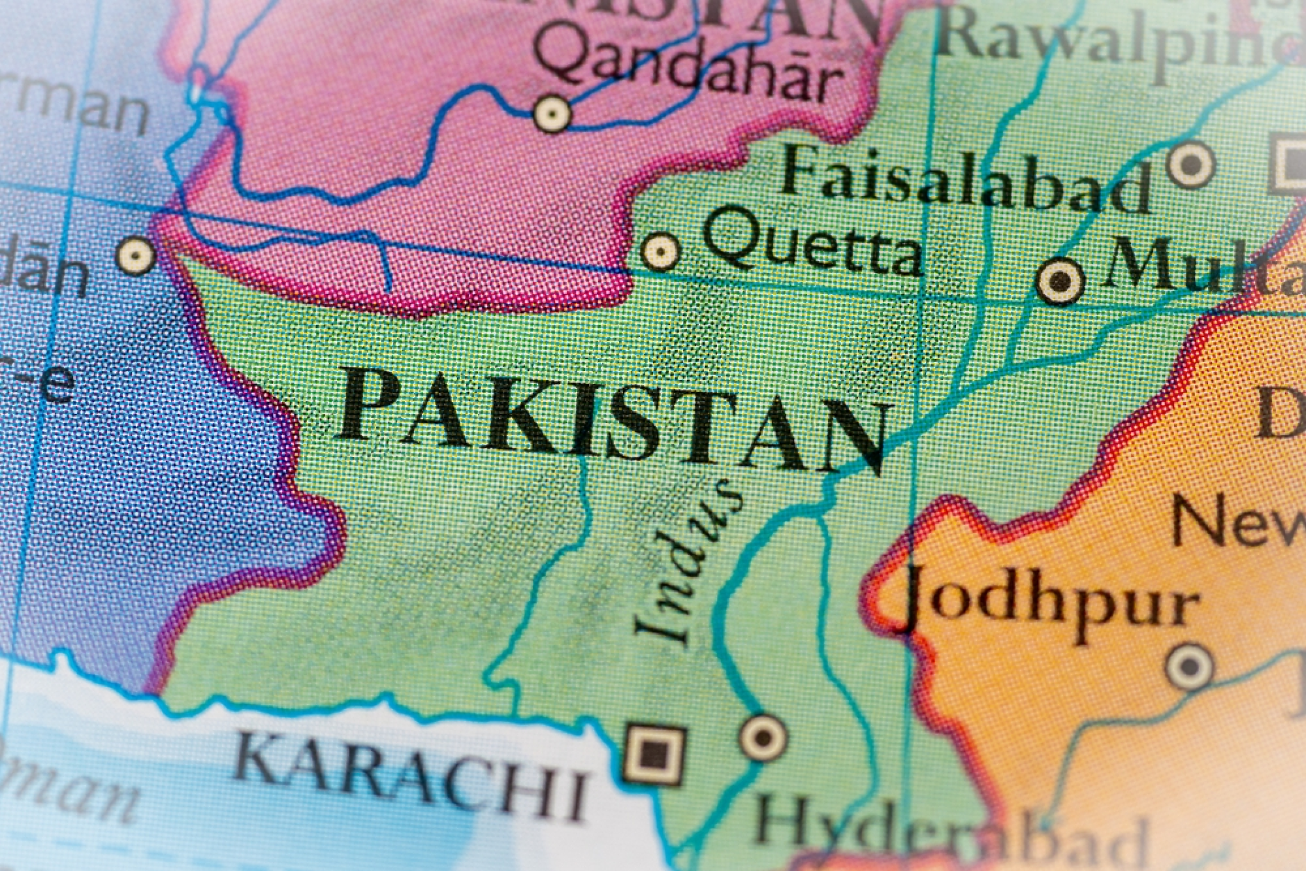 Серия от нападения в Южен Пакистан уби десетки бунтовници и полицаи