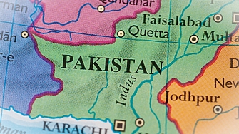 Нападатели въоръжени с огнестрелни оръжия и гранати извършиха дузина координирани