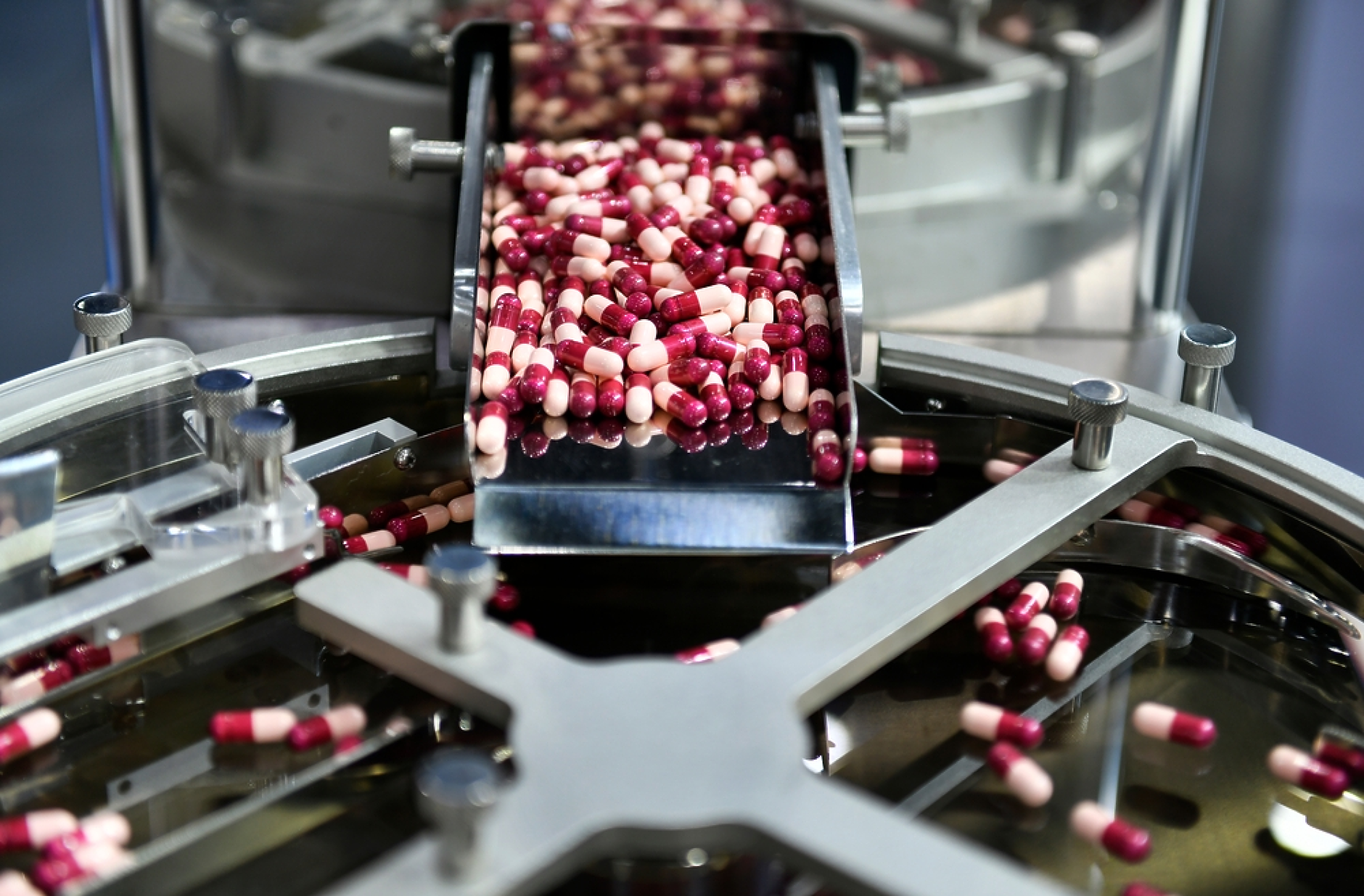 Новата икономика: Фармацевтичните компании се обръщат към AI, за да ускорят изпитванията и регулаторните процедури