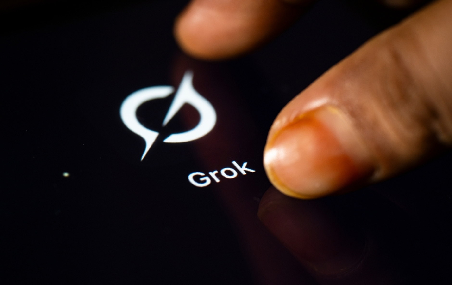 Handelsblatt: Еврокомисията подготвя твърди действия срещу чатбота на Илон Мъск