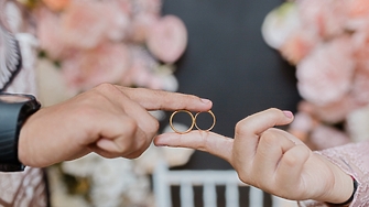 Полските власти ще променят термините жена и мъж на съпруг