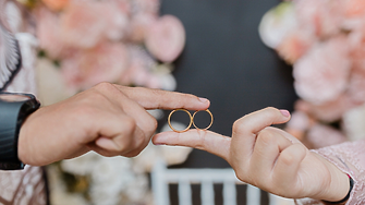 Полша ще замени имената на половете в брачните документи със „съпруг едно“ и „съпруг две“