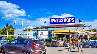 Всеки ден стотици турски граждани пристигат с автобуси и леки