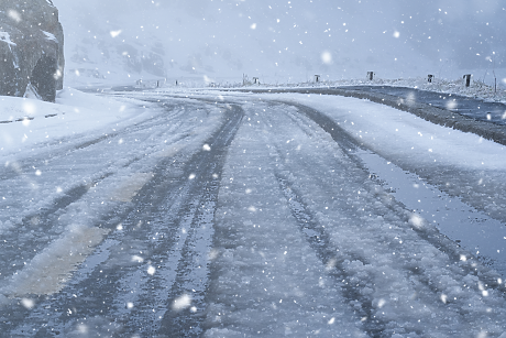 Времето в понеделник: Валежите спират, но температурите остават ниски