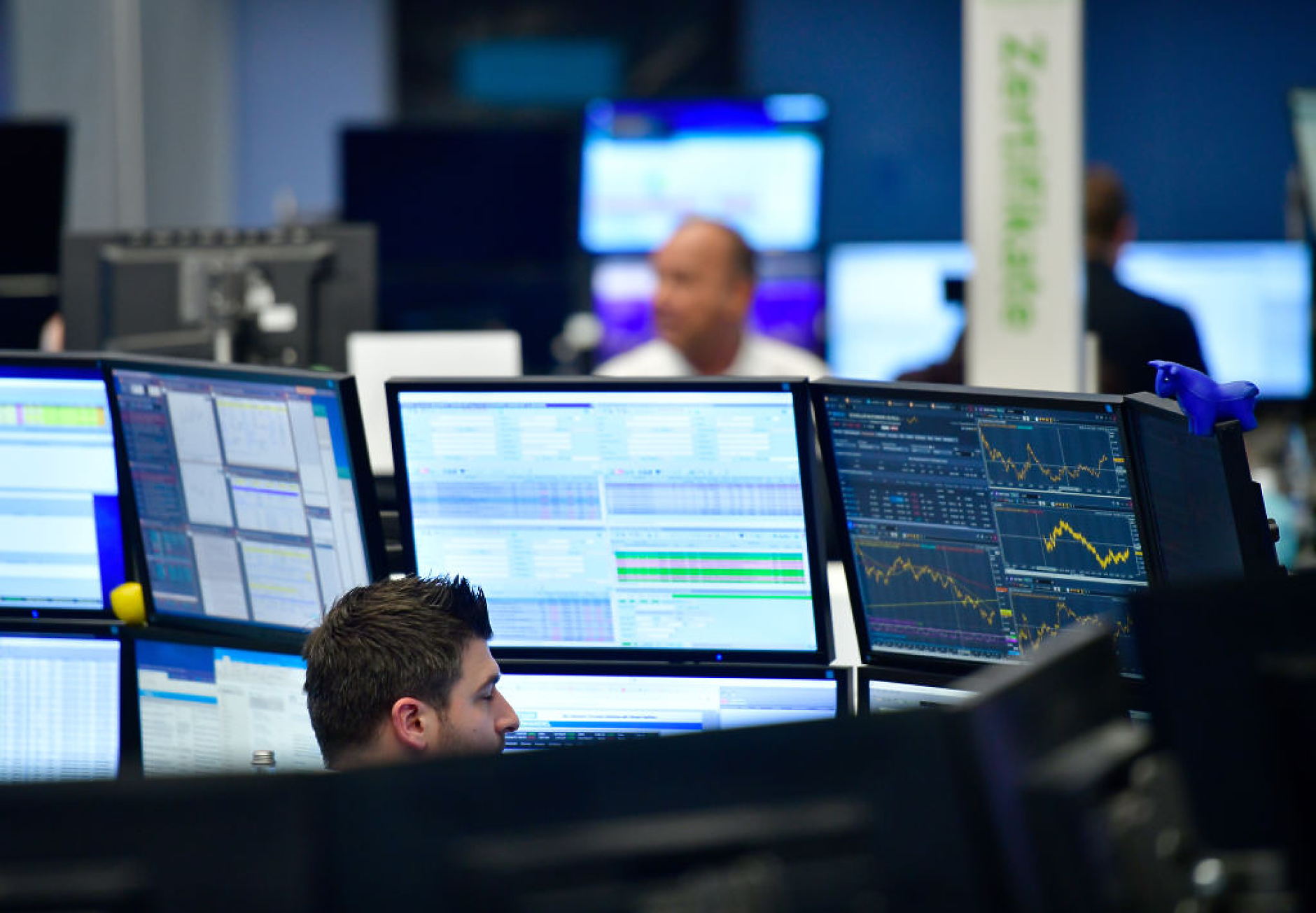 Ръст на борсите в Европа, след като банковите и отбранителните акции компенсираха загубите на Stellantis*