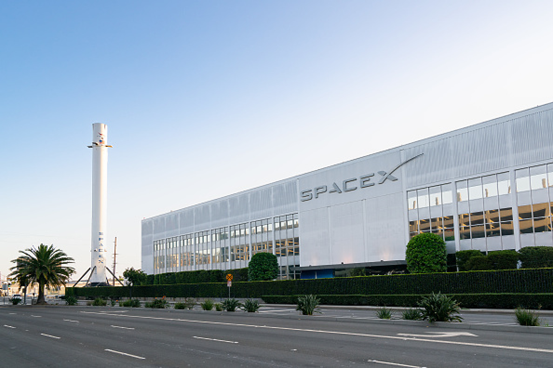 Компанията на Мъск SpaceX се включи в таен конкурс на Пентагона за дронове с гласово управление