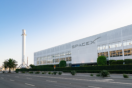 Компанията на Мъск SpaceX се включи в таен конкурс на Пентагона за дронове с гласово управление