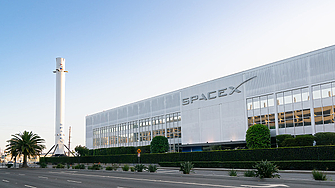 Компанията SpaceX на милиардера Илон Мъск и дъщерното ѝ дружество
