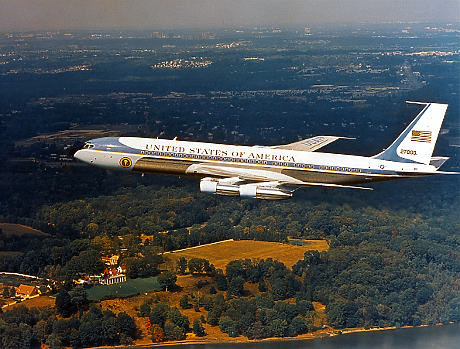 За първи път от 60 г.: Тръмп пребоядисва президентския самолет в червено, бяло и тъмносиньо