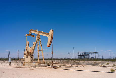 Петролът поевтинява на фона на силния долар и очакванията за преговори между САЩ и Иран 