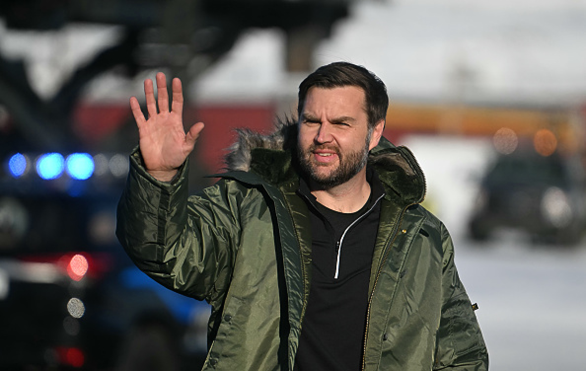 Вицепрезидентът на САЩ Ванс доведе делегация за Игрите в Италия с 14 самолета, 45 коли и 300 души охрана