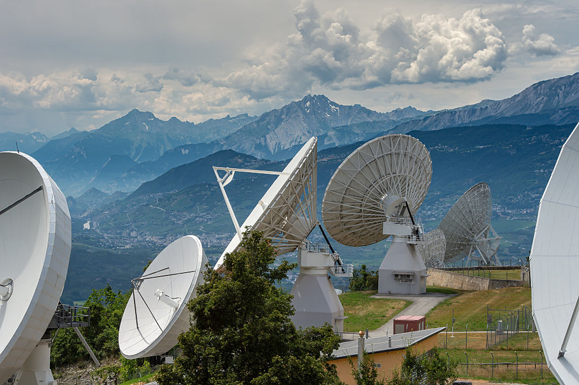 Германия обмисля инвестиции в лазери и шпионски спътници
