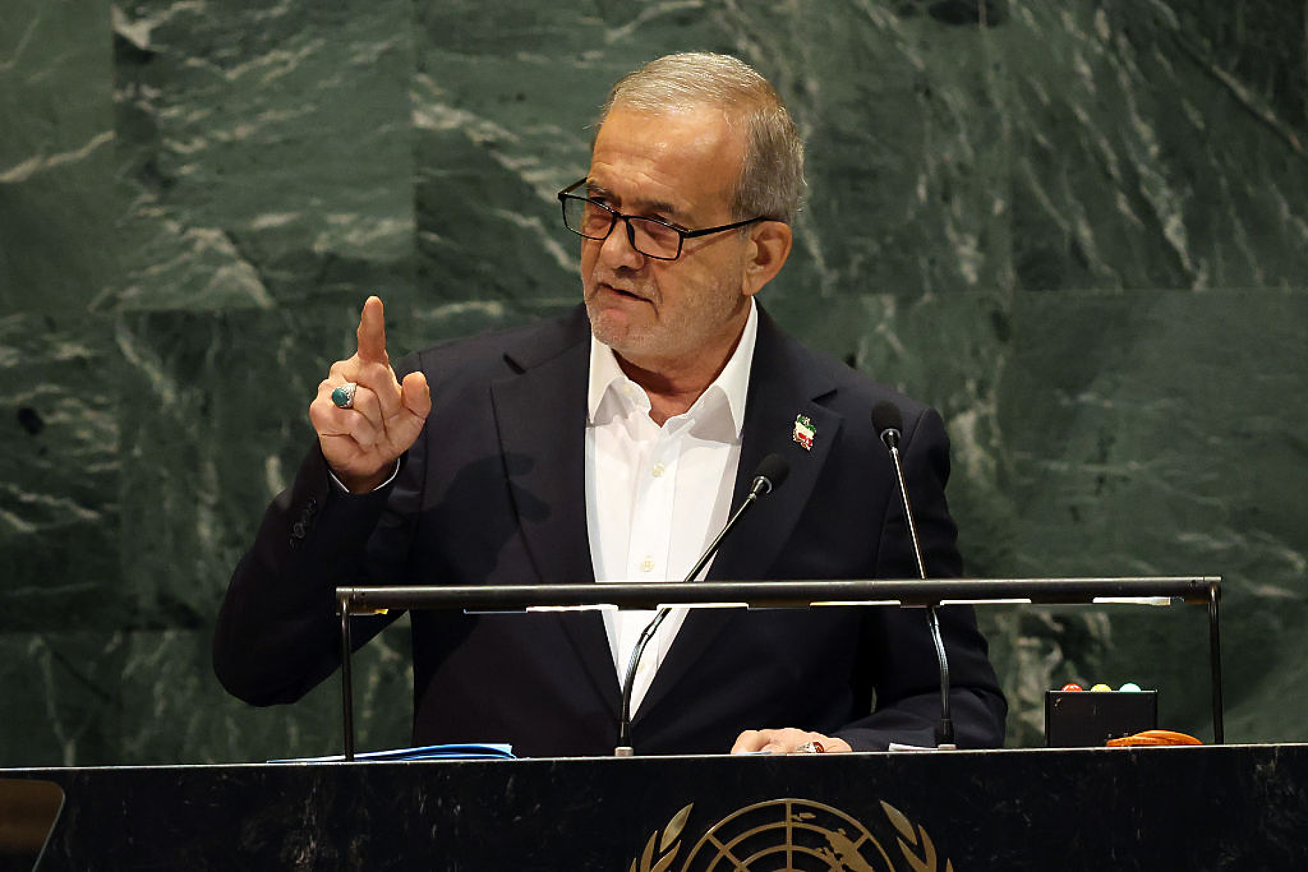 Президентът на Иран се извини за кървавите репресии на фона на годишнината от революцията