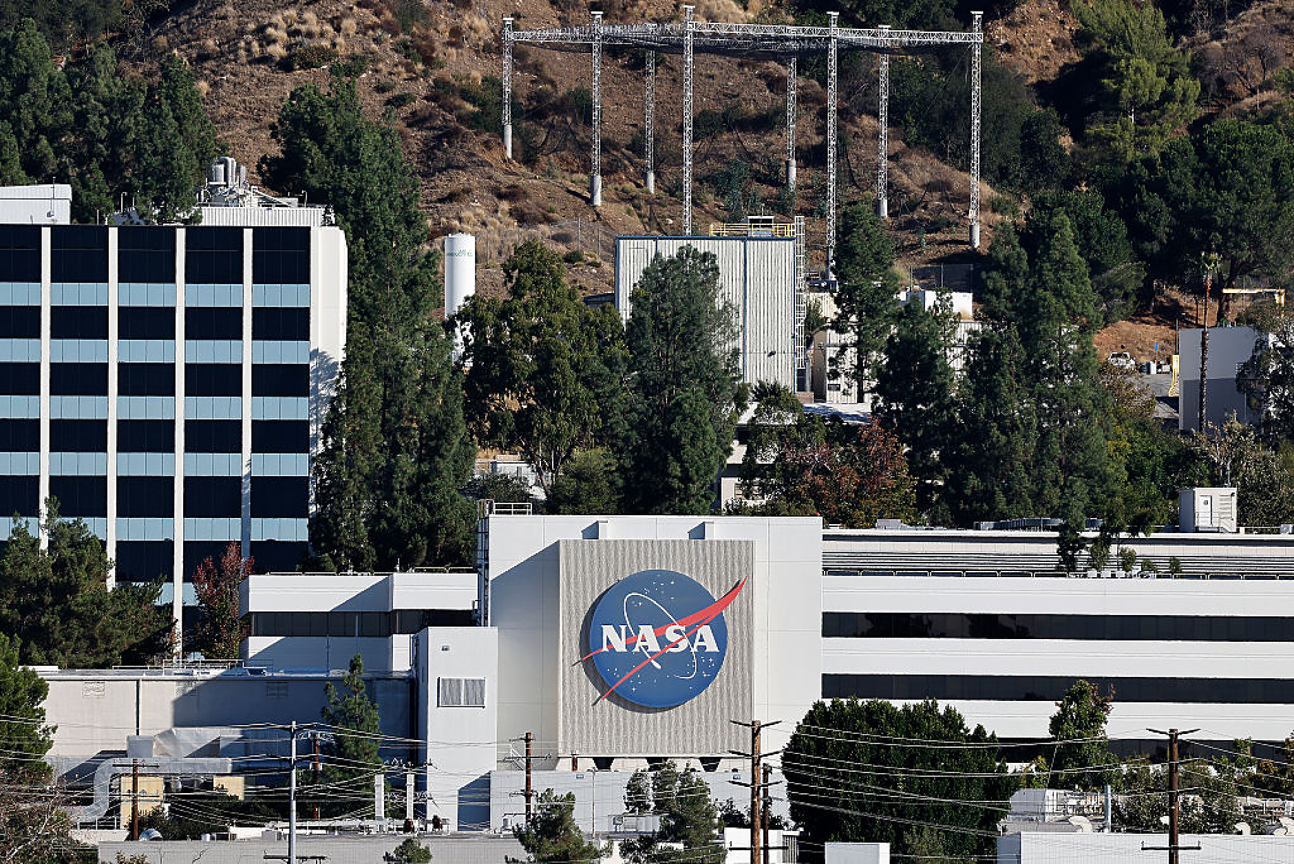 Течове на гориво отлагат изстрелването на ракета на NASA към Луната