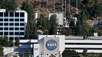 Течове на гориво отлагат изстрелването на ракета на NASA към Луната