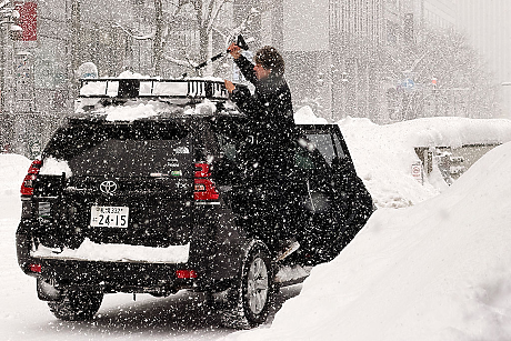 Рекордни снеговалежи блокират пътища в Северна Япония