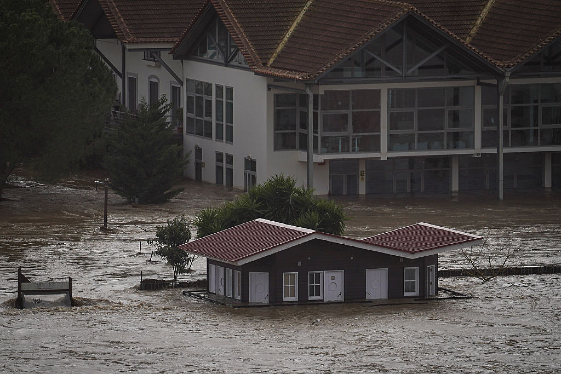 Испания и Португалия под тревога заради силни бури