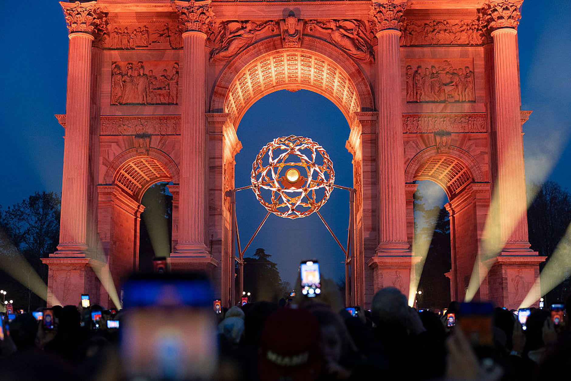 Нощното светлинно шоу на олимпийския огън в Милано привлича хиляди пред Арката на мира