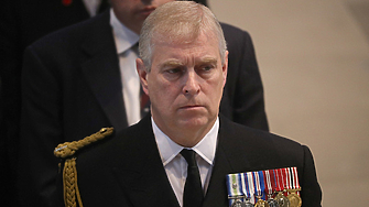 Лишеният от кралски титли Андрю Маунтбатън Уиндзор брат на краля