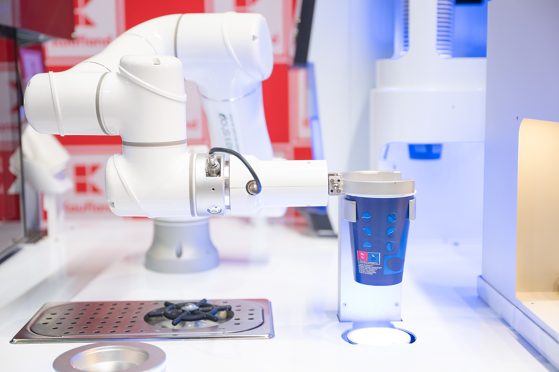 Първият в Европа робот бариста приготвя персонализирани напитки в Kaufland