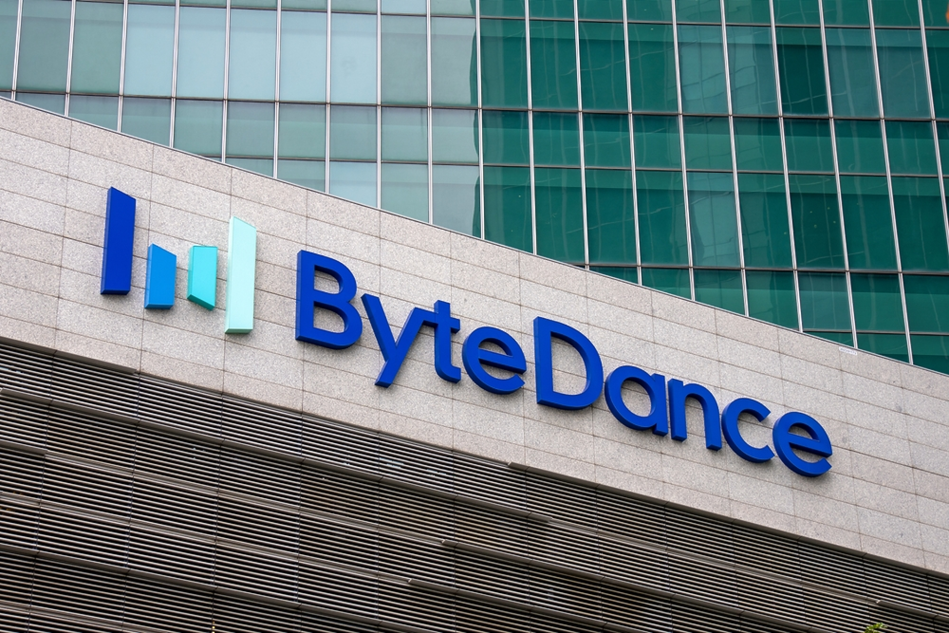 ByteDance разработва собствен AI чип и води преговори за производство със Samsung