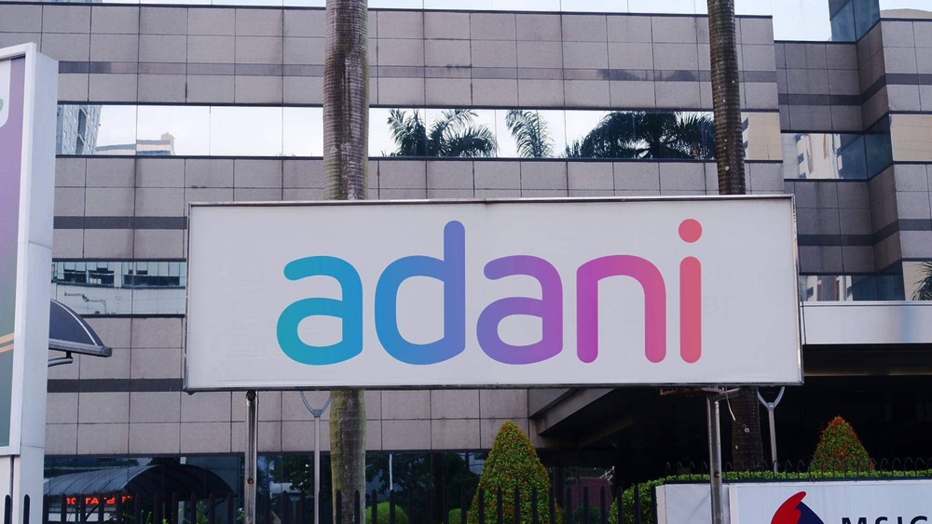 Adani Group смята да инвестира 100 млрд. долара в AI центрове за данни до 2035 г.