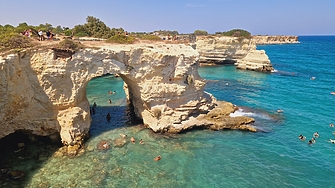 Известната скална арка при морските скали в Сант’Андреа община Мелендуньо