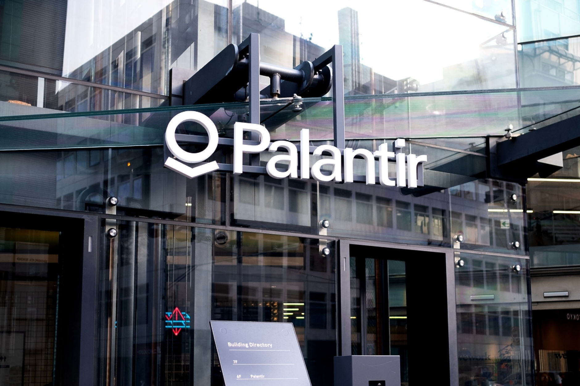 Palantir отчита силен ръст, акциите скачат след договори с правителството и бизнеса