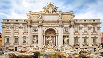 Туристите които искат да се доближат до фонтана Ди Треви